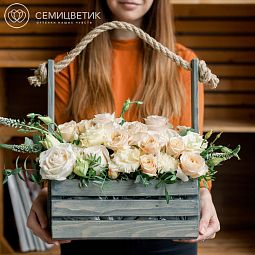 Деревянный ящик с кремовыми розами и зеленью