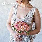 Свадебный букет из роз, лизиантуса и эвкалипта