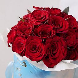 Букет в голубой шляпной коробке Amour Mini из 29 красных с темной каймой роз (Россия)