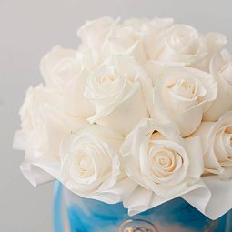 Букет в голубой шляпной коробке Amour Mini из 25 белых роз (Эквадор) Vendela