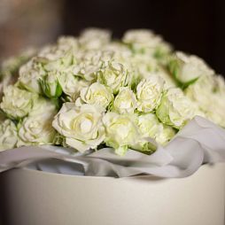 Букет в белой шляпной коробке Amour из 33 белых кустовых роз (Кения)