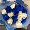 Букет из 15 белых и синих роз