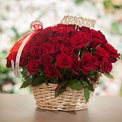 Композиция из 75 красных с темной каймой роз (Россия) 30 см в корзине