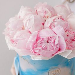 Букет в голубой шляпной коробке Amour Mini из 15 розовых пионов Premium