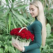 Корзина из 35 красных с темной каймой роз (Россия) 30 см с зеленью