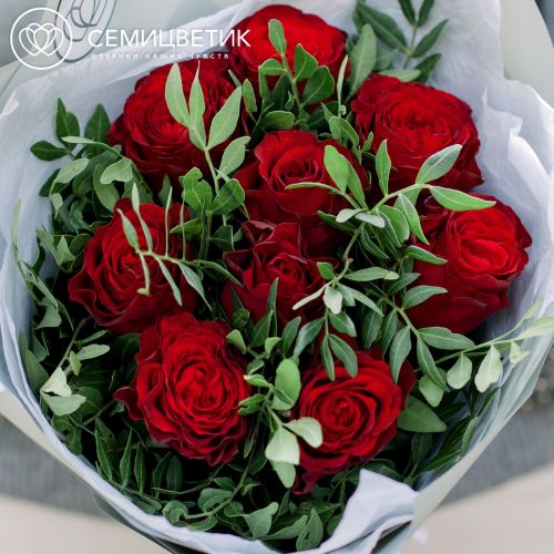 Букет из 9 красных одноголовых пионовидных роз Hearts с фисташкой