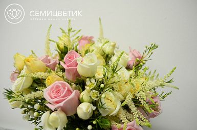 Свадебный букет из кустовых роз, одноголовых роз и лизиантуса