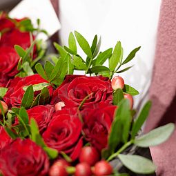 Композиция сердце из 27 красных роз (Россия) и хиперикума