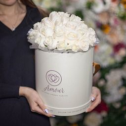 Букет в белой шляпной коробке Amour из 33 белых роз Vendela (Эквадор)