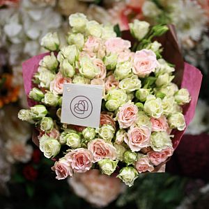 Букет из 15 розовых и белых кустовых роз 40 см