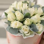 Букет в розовой шляпной коробке Amour Mini из 21 белой розы (Кения) Standart с эвкалиптом