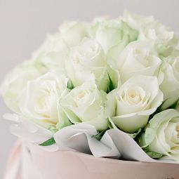 Букет в бежевой шляпной коробке Amour Mini из 31 белой розы (Кения) Standart