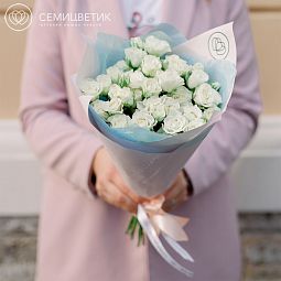 Букет из 15 белых кустовых роз Snowflake 40 см (Кения)