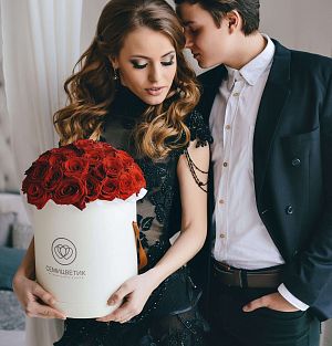 Букет в белой шляпной коробке из 45 красных с темной каймой роз (Россия)