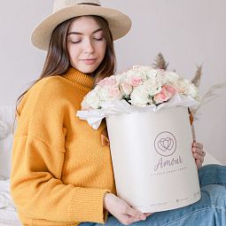 Букет в белой шляпной коробке Amour из 33 кустовых роз (Эквадор)