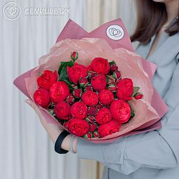 Букет из 15 красных кустовых пионовидных роз Red Piano 40 см